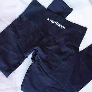 STREIGNTH- Black Contour Scrunch Leggings